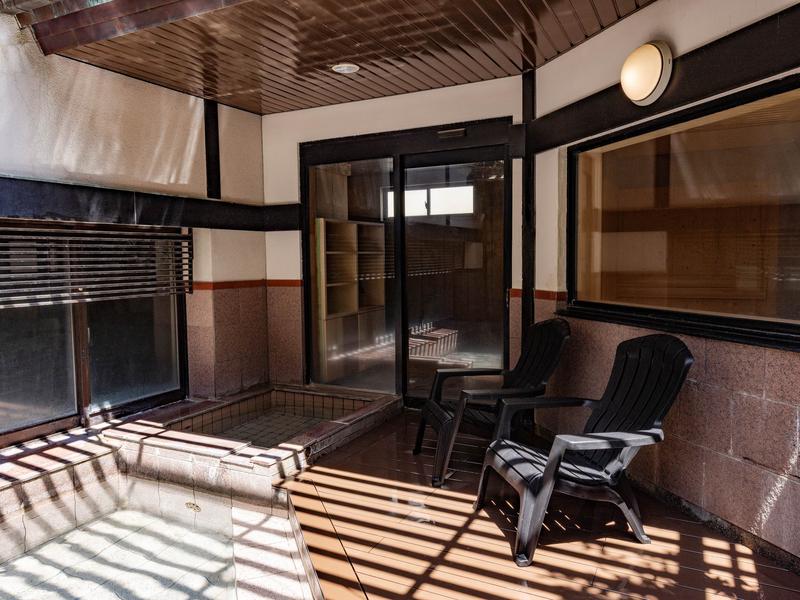 武雄温泉 大正浪漫の宿 京都屋 女性大浴場外気浴イス、水風呂