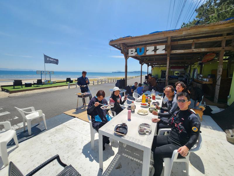 マリンショップBUZZ 店舗を貸切ってBBQもできます。