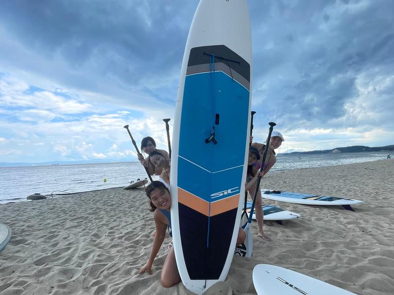 マリンショップBUZZ サップ、カヤック、ウインドサーフィン、バナナボート、その他多数のアクティビティを楽しむことができます。