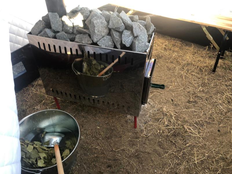 LAKE SIDE HOTELみなとや (MINATOYA SAUNA) テント内はベンチが二脚