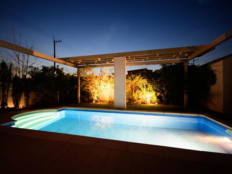 POOL VILLA 水戸 A棟 夜のプール