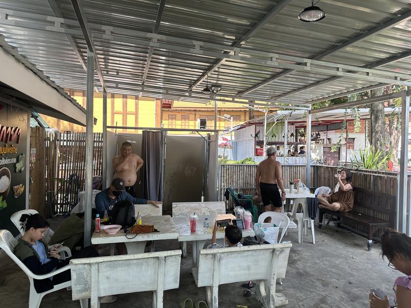 Wat Sangkrachai (ワット サンクラチャーイ) シャワー、休憩エリア