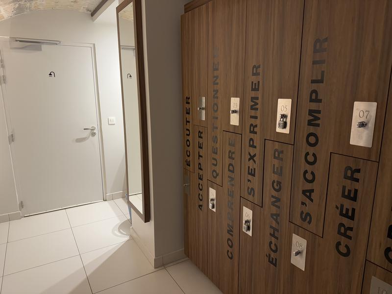 Hôtel Belleval ロッカー、シャワー室入り口