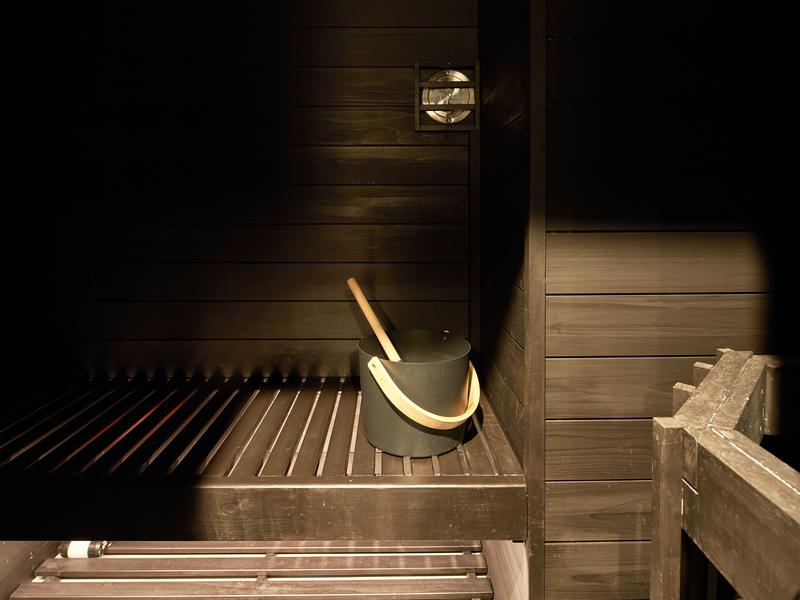PRIVATE SAUNA 脈 MYAKU Lite ブラックの落ち着くサ室
