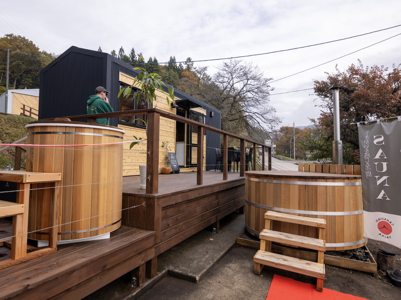 NOZAWA 左：水風呂　右：薪式露天風呂