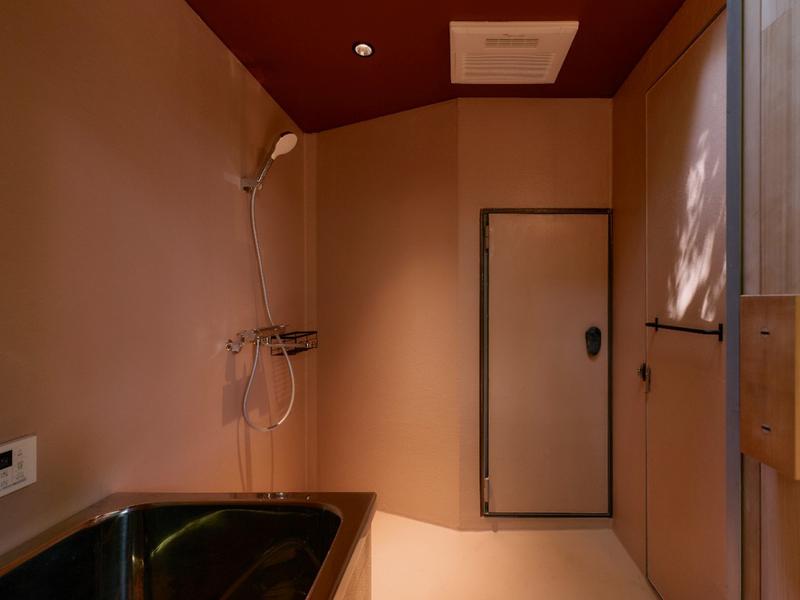 ist - Aokinodaira Field 「Hut -glow-」 天窓があるシャワー室とバスタブ