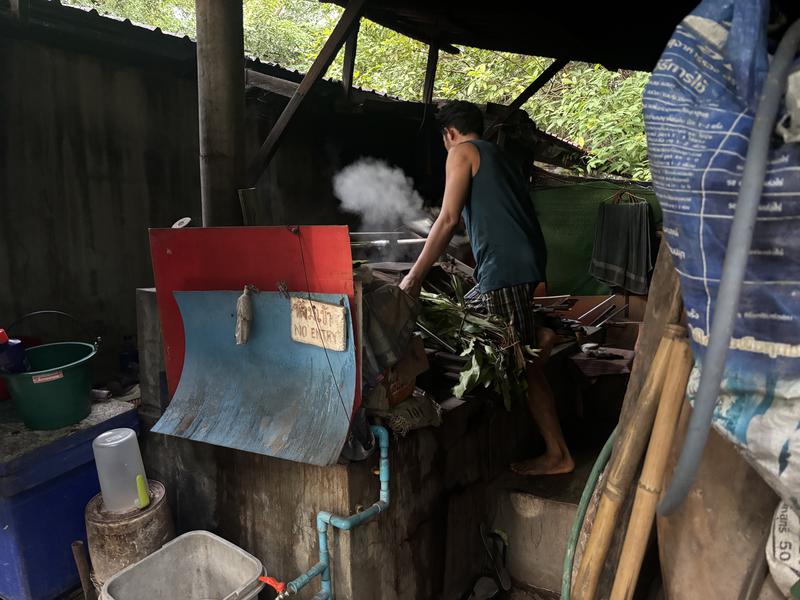 บ้านอบสมุนไพรสุวรรณกิจ (スワンナキット薬草スチームハウス) スチーム釜