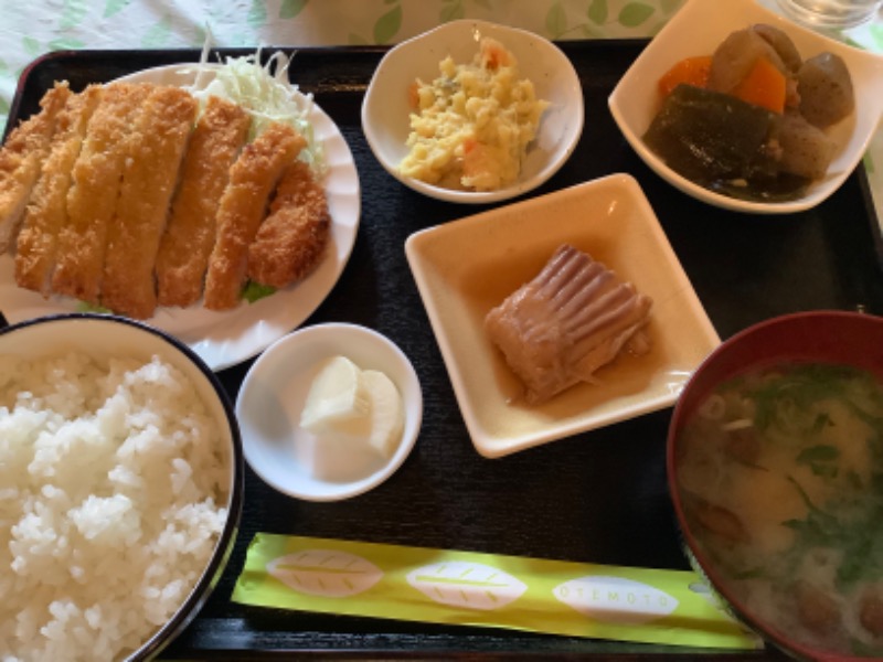 カスベ煮物などいろいろついてます